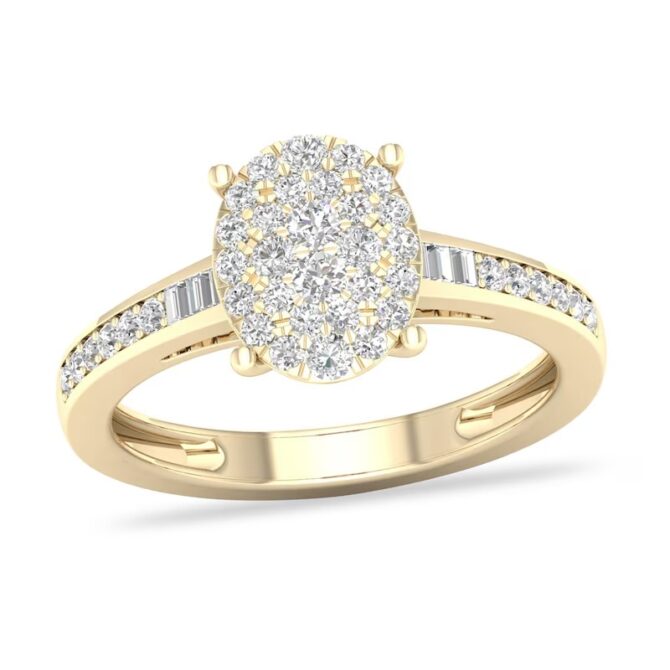 Gold ring with diamond cluster centerpiece